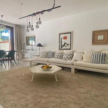 Con Patio Privado Con Barbacoa Y Piscina Cerca De La Playa Holiday home Marbella
